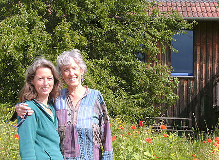 Gabi Bott und Joanna Macy auf einer Konferenz in Siebenlinden
