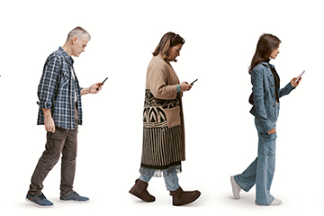 Menschen, die hintereinander gehen und beim Gehen auf ihr Smartphone schauen, isoliert auf weißem Hintergrund