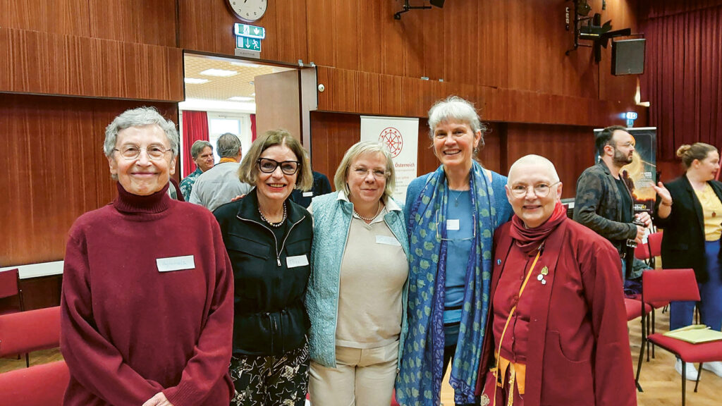 Fünf Vertreterinnen des Buddhismus in Deutschland. Von links nach rechts: Vajramala, Thea mohr, Gabriela Frey, Bettina Hilpert, Konchok Jinpa