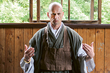 Muho in Zen-Kleidung