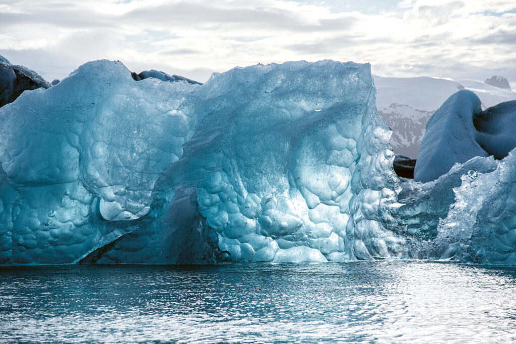 Bild eines Eisbergs, der einbricht. 