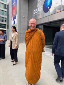 Foto Ajahn. Brahmali vor dem EAD in Brüssel