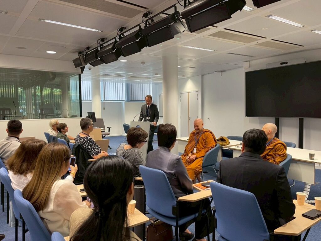 Ajahn Brahmali wird vorgestellt, ehe sein Vortrag beginnt.