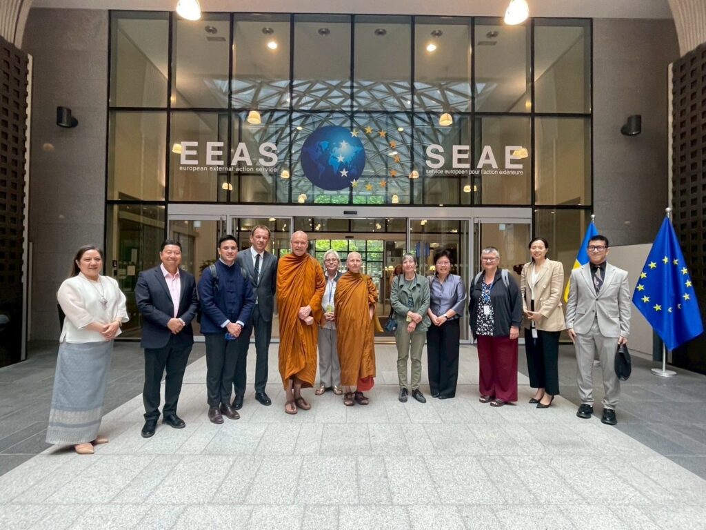 Gruppenfoto: Ajahn Brahmali und Ayya Vimala zusammen mit der thailändischen Botschafterin (4. von rechts), Mitarbeitern der thailändischen Botschaft und des EAD sowie Vorstandsmitgliedern von IMA (Inzichtsmeditatie Antwerpen) und Samita ASBL.
