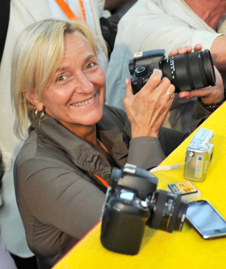 Michaela Doepke mit Kamera.