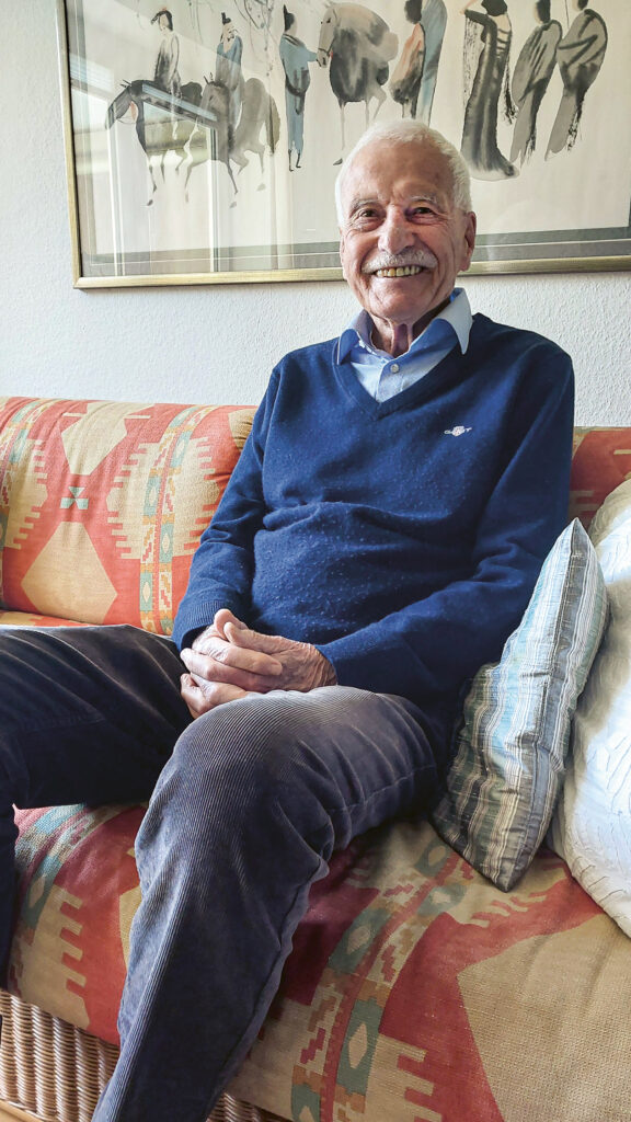 Fritz Reg sitzt auf einer Couch