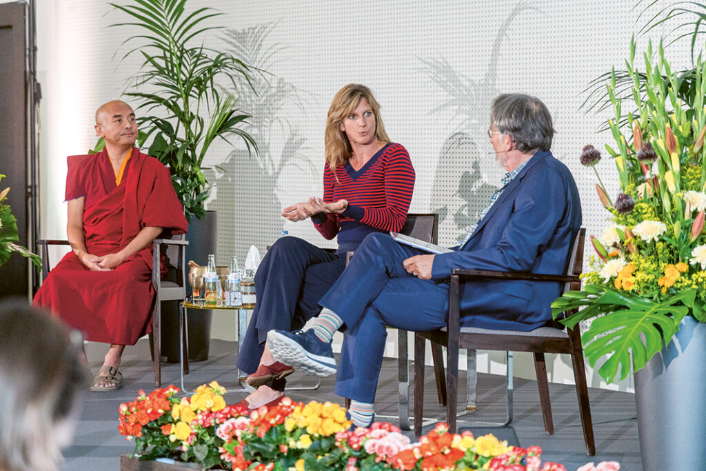 Mingyur Rinpoche, Maja Göpel und Gert Scobel auf dem Podium im Gespräch. Foto: © Artus Geisler