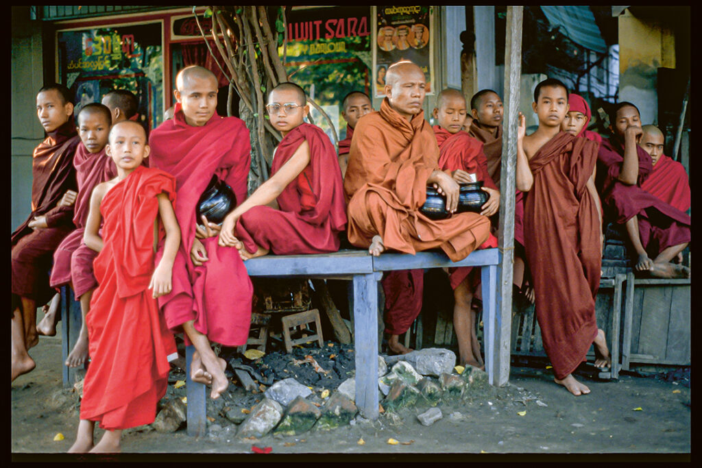 Mönche, fotografiert von Friedrich Reg
