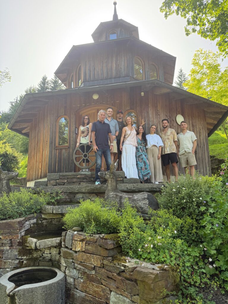 Die Angestellten von Wellpass  im Garten der Metta Vihara vor der Pagode.