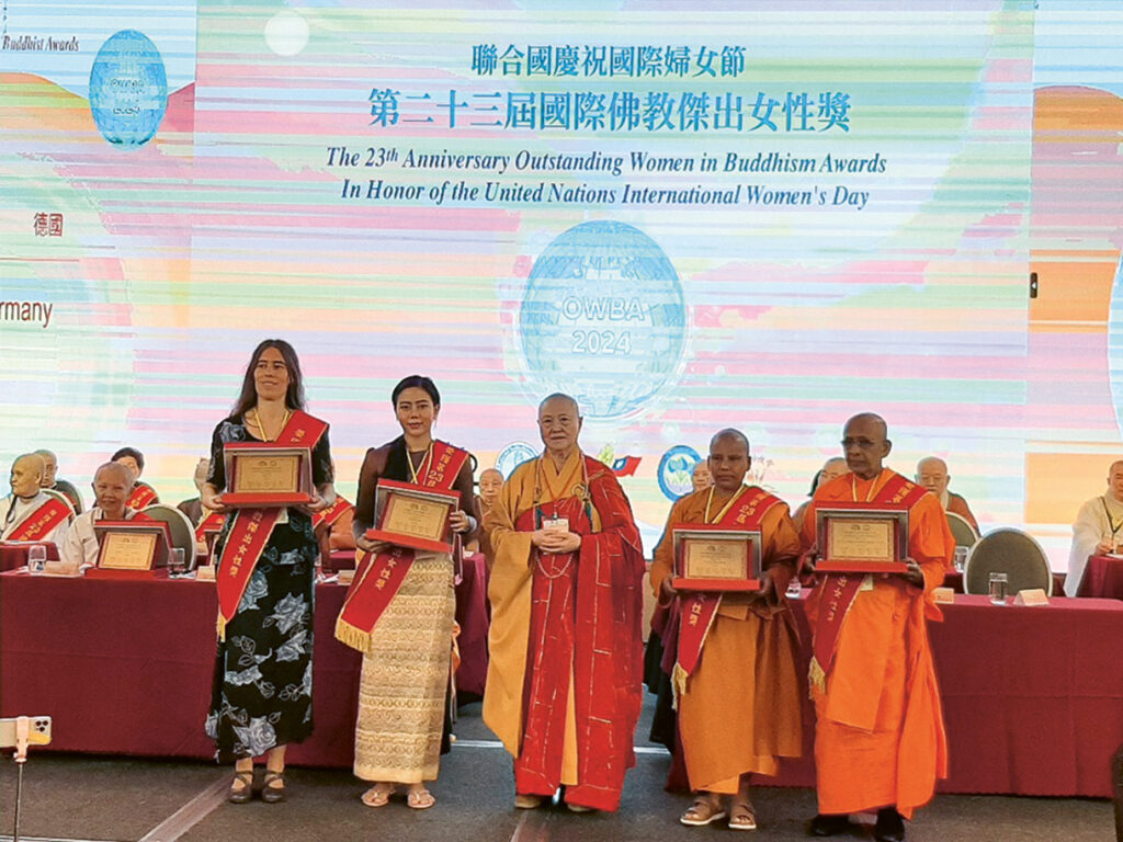 Saskia Graf, engagiert in der BuddhaStiftung, bei der Verleihung der Outstanding
Women in Buddhism Awards 2024