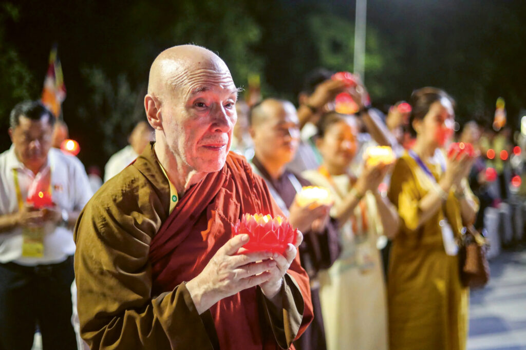 Bhikkhu Bodhi mit Blume