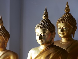 drei goldende Buddhasture, Gesicher mit geschlossenen Augen